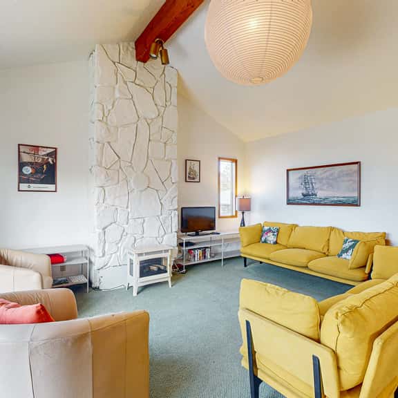 Mid century modern styled home with patio WiFi washer dryer walk to beach - Image 1