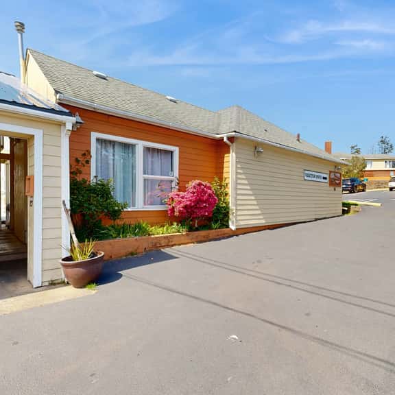 Dog Friendly Condo with Ocean Views Easy Beach Access Patio Free WiFi - Image 1