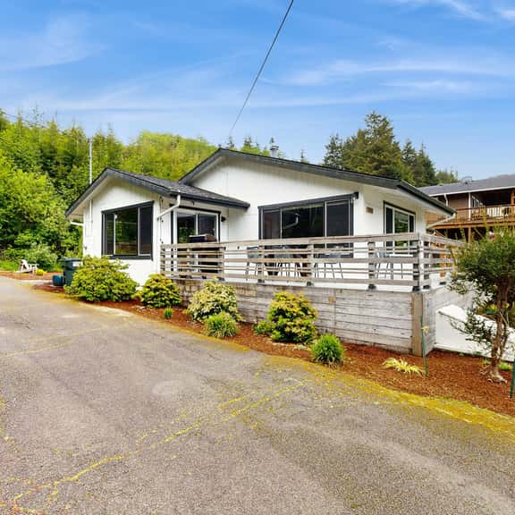 Dog friendly two story home with furnished deck mountain views and foosball table - Image 1