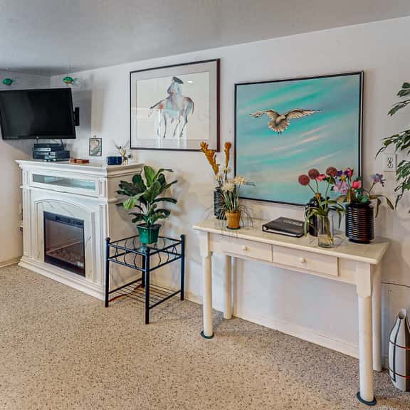 Comfortable Condo with Peek A Boo Ocean Views and Immediate Beach Access - Image 1