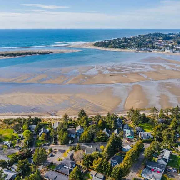 Dog-Friendly Bayfront Escape w/ hot tub, decks & beach access - Image 1