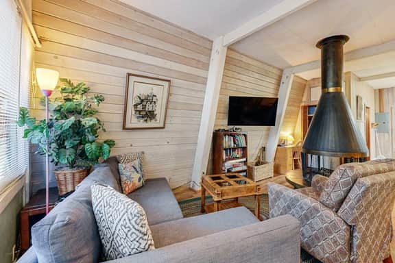 Fun and Unforgettable Beach House Dog friendly with a Great Location