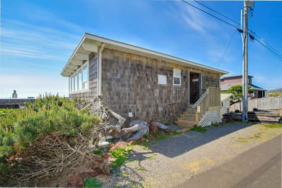 Elegant Condo with Beautiful Ocean Views and Nearby Beach Access