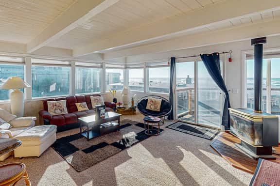 Elegant Condo with Beautiful Ocean Views and Nearby Beach Access