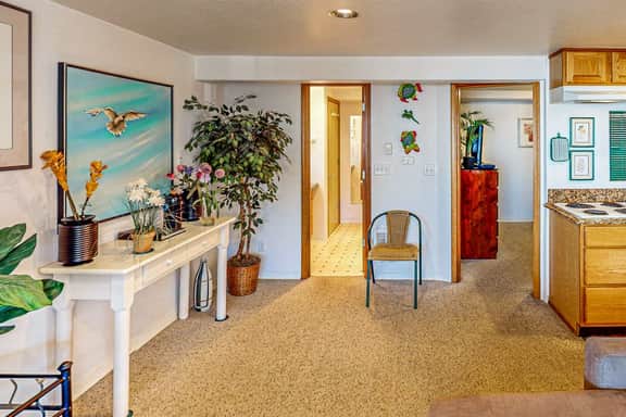 Comfortable Condo with Peek A Boo Ocean Views and Immediate Beach Access - Image 4