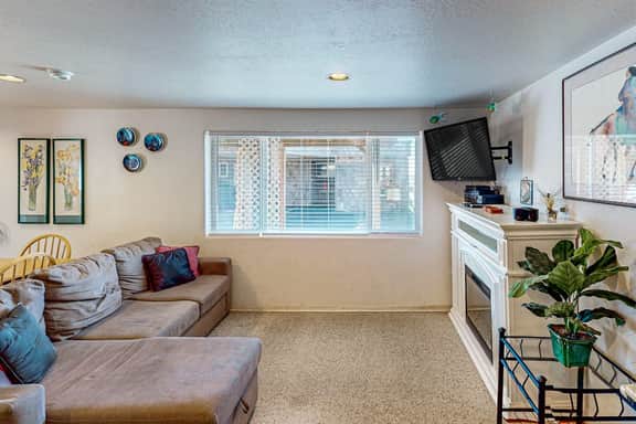 Comfortable Condo with Peek A Boo Ocean Views and Immediate Beach Access - Image 5