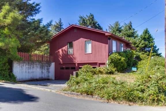 Cozy hilltop home with ocean views and game tables 3 blocks from the beach