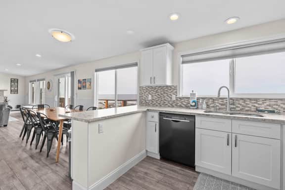 Gorgeous Retreat with Separate Cottage Private Hot Tub and Close Beach Access
