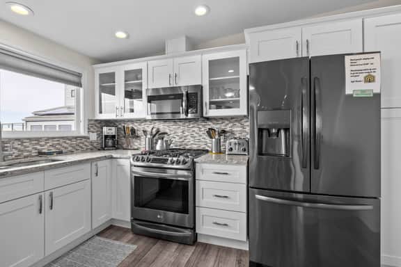 Gorgeous Retreat with Separate Cottage Private Hot Tub and Close Beach Access