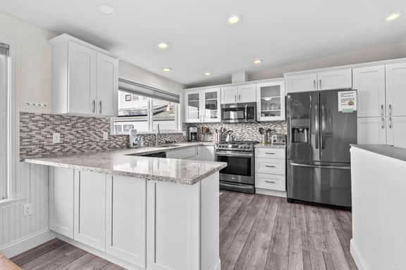 Gorgeous Retreat with Separate Cottage Private Hot Tub and Close Beach Access