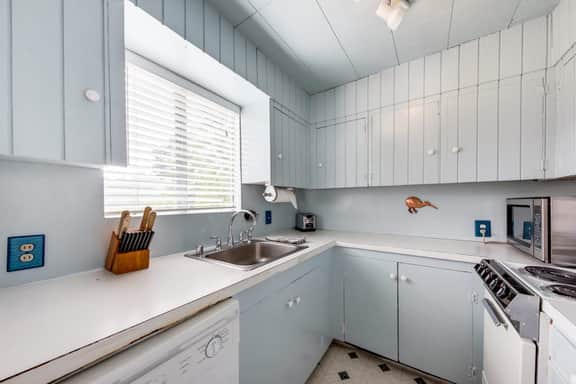 Cottage near the beach perfect for a couple with deck grill and fireplace