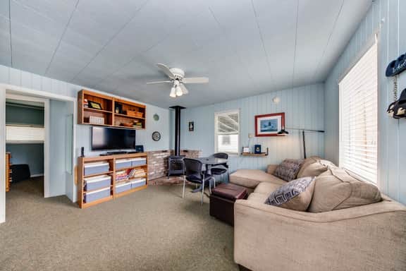 Cottage near the beach perfect for a couple with deck grill and fireplace - Image 2