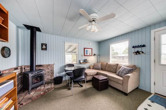 Cottage near the beach perfect for a couple with deck grill and fireplace - Image 4