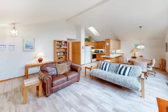 Cozy dog friendly getaway one block from beach with fireplace - Image 3