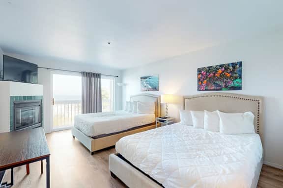 Dog Friendly Studio with Ocean Views and Free WiFi Close to Beach Access