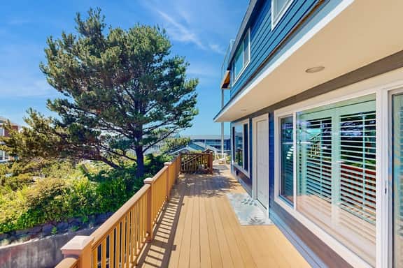 Eclectic home with amazing 360 degree view deck private hot tub and game room