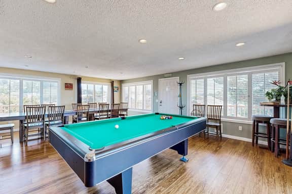 Eclectic home with amazing 360 degree view deck private hot tub and game room