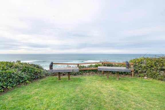 Oceanfront house with private hot tub and amazing ocean views