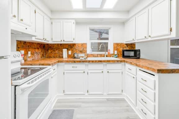Ocean view home with pool table and fast WiFi steps to beach shops and eateries