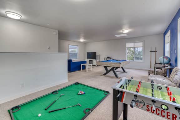 Ocean view home with pool table and fast WiFi steps to beach shops and eateries