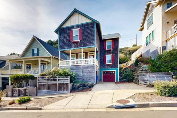 Dog friendly coastal home with private hot tub and park access