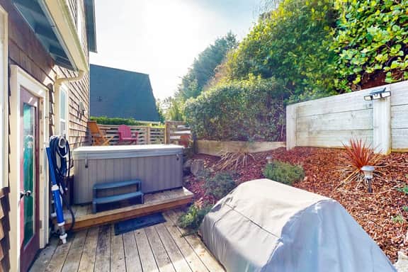 Dog friendly coastal home with private hot tub and park access