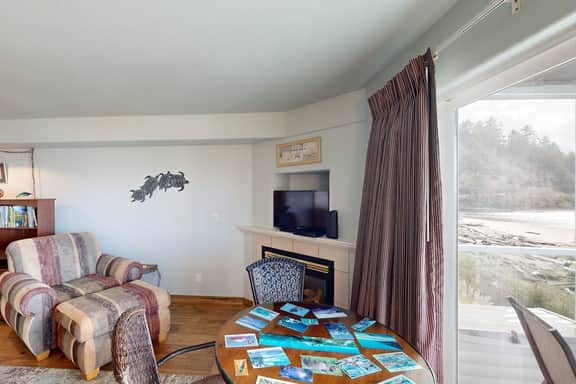 Historic Taft District condo with dazzling bay views fireplace and washer dryer - Image 5