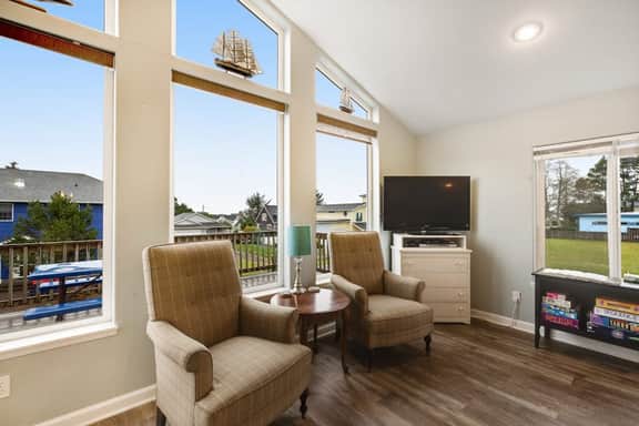 Spacious House with Partial Ocean Views Quiet Location and Two Living Rooms - Image 4