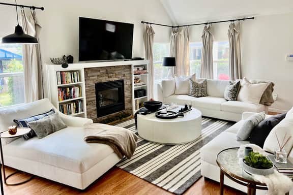 Cottage de la Mer House in Lincoln City with serene porch walk to the beach