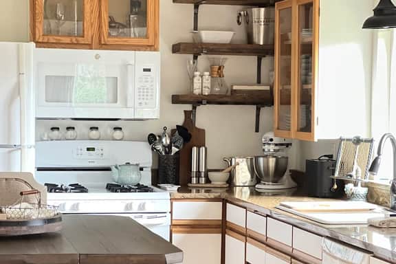 Cottage de la Mer House in Lincoln City with serene porch walk to the beach