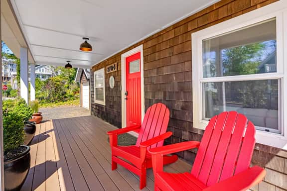 Cottage de la Mer House in Lincoln City with serene porch walk to the beach