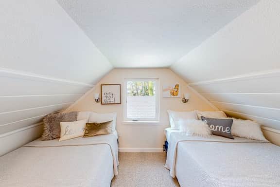 Cottage de la Mer House in Lincoln City with serene porch walk to the beach