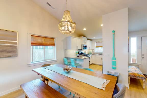 Dog friendly home near the ocean with private patio, fireplace & central AC - Image 5