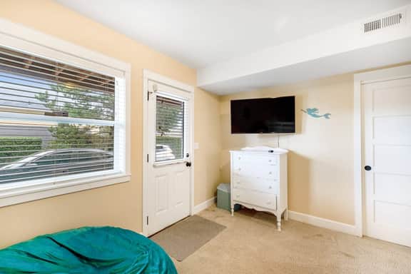 Family Home with Game Room WiFi Fireplace Private Hot Tub Walk to Beach