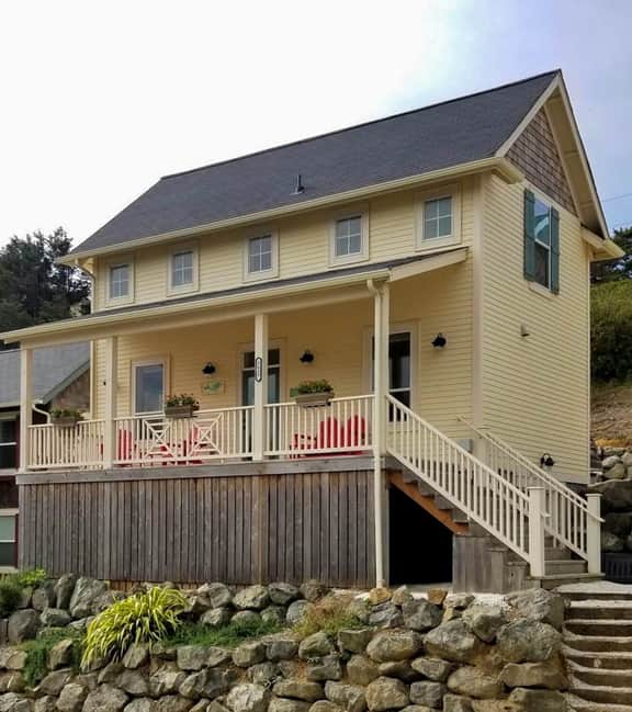 Charming three story getaway with two cozy living areas walk to the beach