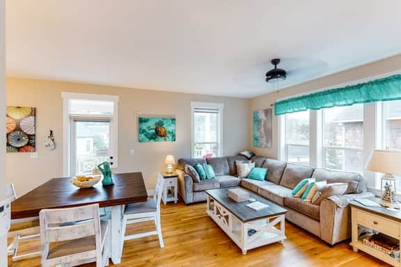 Charming three story getaway with two cozy living areas walk to the beach