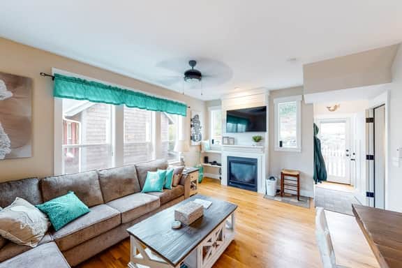 Charming three story getaway with two cozy living areas walk to the beach