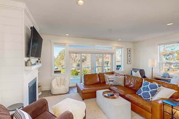 Beautiful family friendly home with private hot tub walk to beach shared pool