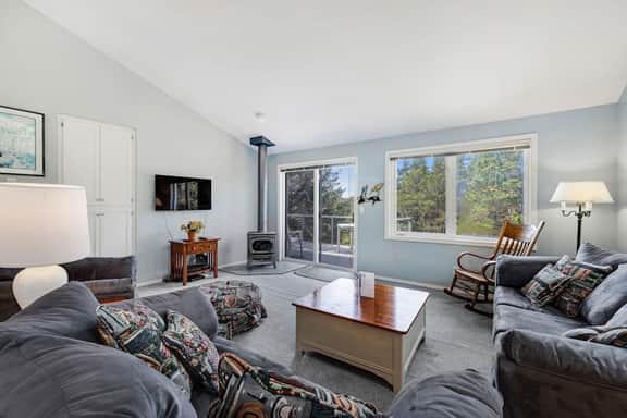 Serene home with entertainment full kitchen and easy beach access - Image 4