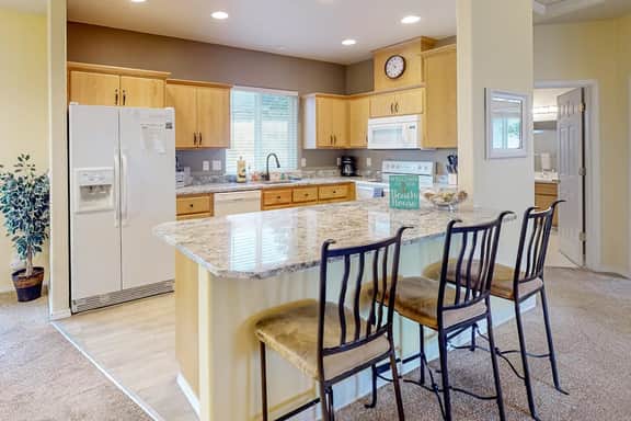 Comfortable home close to beach with deck and game room close to town - Image 4