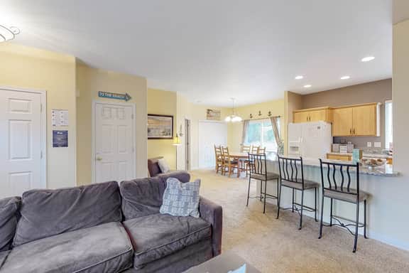 Comfortable home close to beach with deck and game room close to town - Image 3