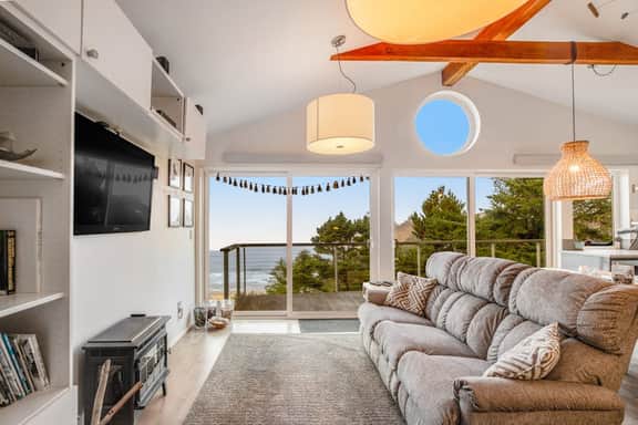 Cozy house with WiFi sweeping ocean views and nearby beach access