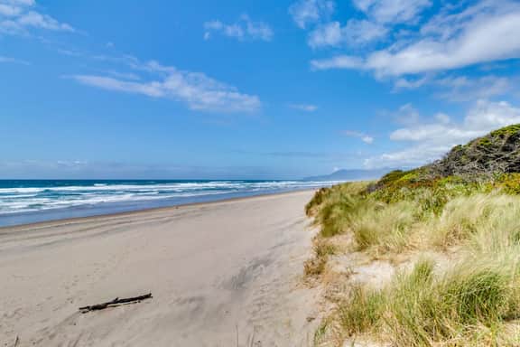 Quiet beach cottage with full kitchen and internet prime central locale