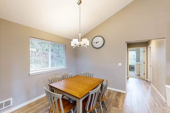 New House in Quiet Location with Modern Amenities near Beach Lake and Town