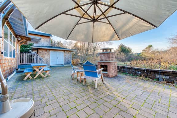 Home near the beach with fire pit gas fireplace and ping pong