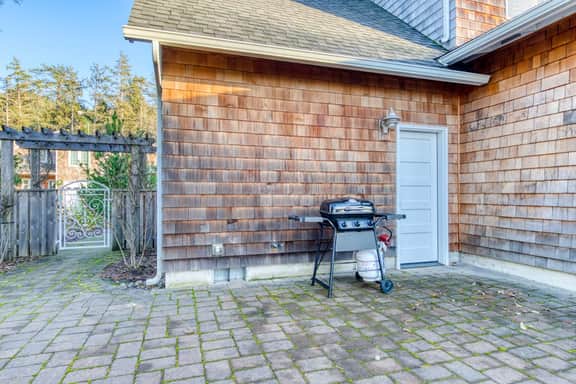 Home near the beach with fire pit gas fireplace and ping pong