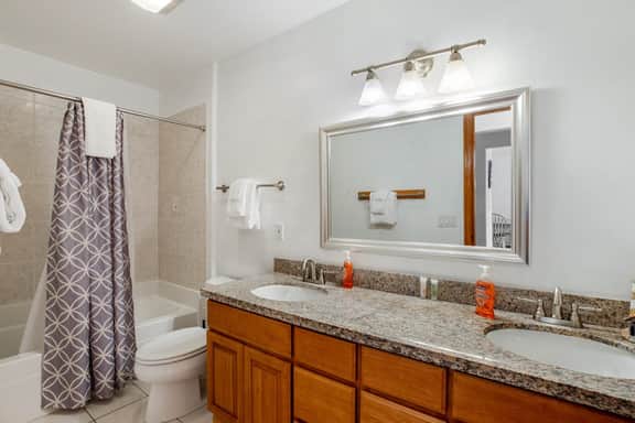 Comfortable home with a private game room blocks from the beach - Image 5