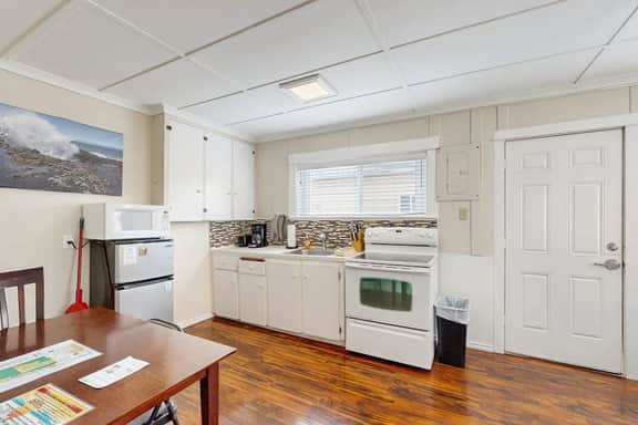 Modern Dog Friendly Cottage in a Great Location Minutes to Downtown and Beach