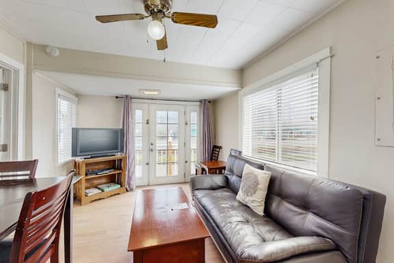 Charming Dog Friendly Home Close to Shops and Restaurants Minutes to Beach