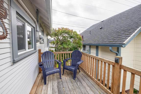 Coastal cottage in Rockaway Beach, steps to ocean